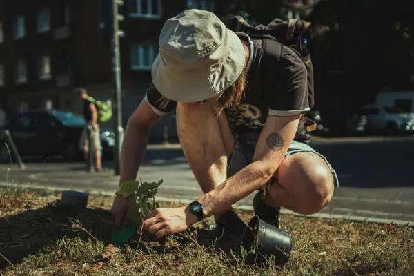 Jeune engagé plantant un arbre pour le développement durable
